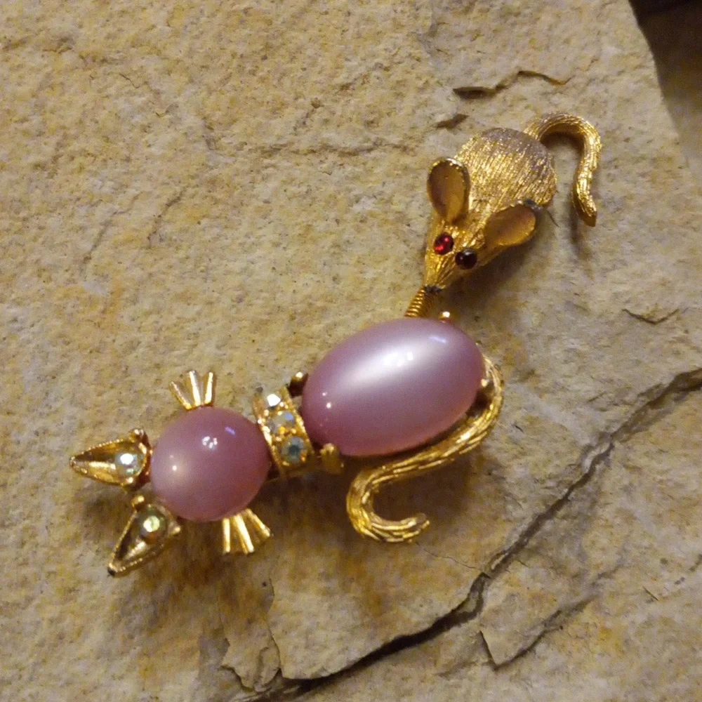 Vintage Brooch Gold tone with pink Tiger eyes Resin Cat and Mouse